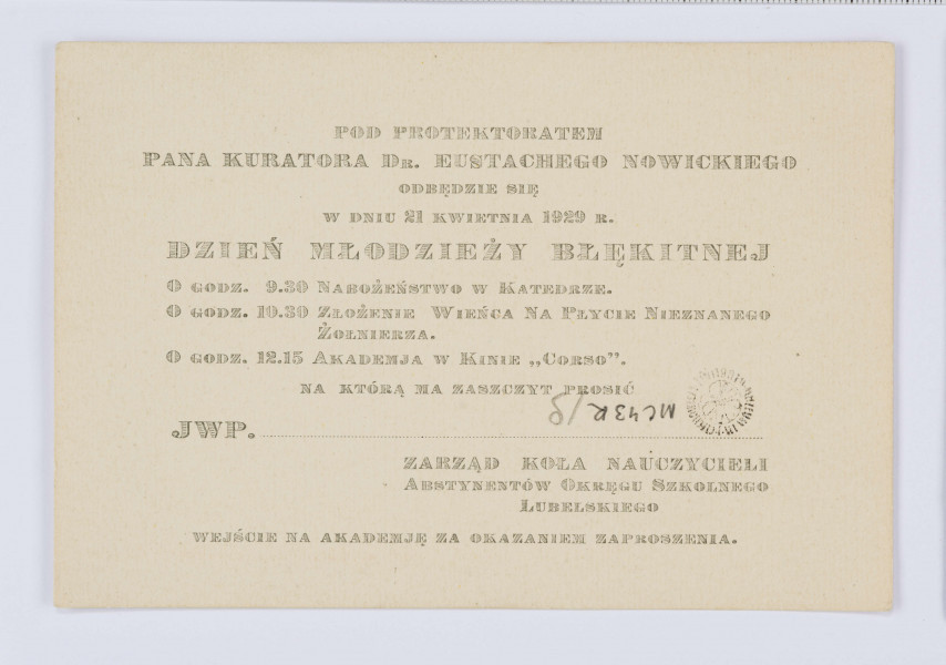 Rękopis Józefa Czechowicza, tekst zapisany czarnym ołówkiem na odwrocie kartonika (wym. 10 x 15 cm), na którym po stronie recto zanajduje się drukowany formularz zaproszenia na 