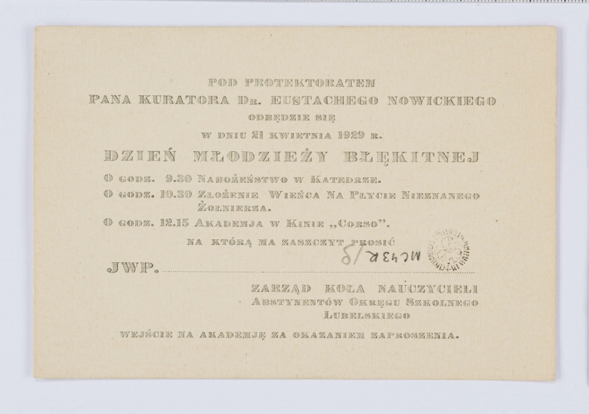 Rękopis Józefa Czechowicza, tekst zapisany czarnym ołówkiem na odwrocie kartonika (wym. 10 x 15 cm), na którym po stronie recto zanajduje się drukowany formularz zaproszenia na 
