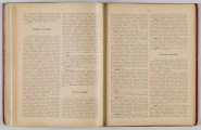 ML/H/650 - Okładka twarda, obklejona czerwonym płótnem, z wytłoczonym na złoto tytułem i ozdobami. Po lewej stronie popiersie kobiety bokiem, z wyciągniętą ręką trzymającą pędzel, poniżej kwiaty. W lewej części autor i tytuł, poniżej ozdobnik roślinny. Strona tytułowa przedstawia dwóch mężczyzn pochylonych nad mapą, w tle pejzaż wiejski z zamkiem na wzgórzu. Tytuł atlasu w wydzielonym, prostokątnym polu. Następna strona zawiera skorowidz i obiaśnienie znaków. Pierwsza z map to Mapa Ogólna Królestwa Polskiego z podziałem na gubernie i powiaty, następne to mapy powiatów. Na każdej stronie z mapą znajduja sie barwne grafiki z przedstawieniem zabytkowych budowli, typów ludowych, ruin, pejzaży. Do Atlasu dołączona luzem Mapa Guberni Lubelskiej, granice powiatu i wypełnienie błekitne.