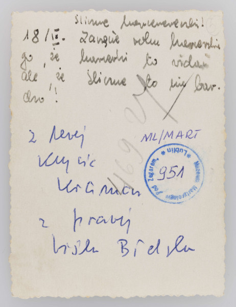 ML/MART/951 - Fotografia Wandy Wojtasik w mundurze harcerskim z koleżankami (z prawej W. Bielska, z lewej K. Kraman, także w mundurku harcerskim) na spacerze.