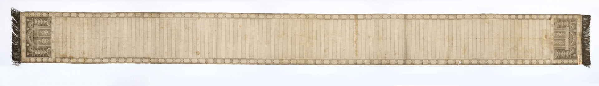 Pas kontuszowy, jedwabny, półlity, jednostronny.
Ornament:
Głowy