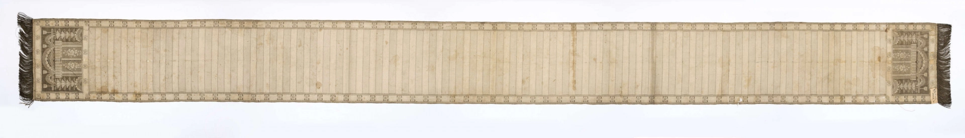Pas kontuszowy, jedwabny, półlity, jednostronny.
Ornament:
Głowy