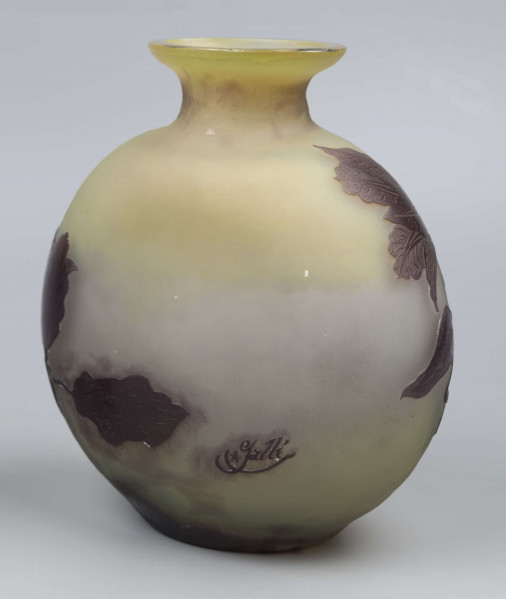 S/CS/1378/ML - Wazon w formie kuli pionowo spłąszczonej z krótką szyją i owalnym wylewem, szeroko wywiniętym, z płasko sciętym brzegiem; ze szkła bezbarwnego, matowionego, przy dnie i przy szyi barwionego na kolor żółty i fioletowobrunatny. Na powierzchni plastyczny wzór swobodnie rzuconej gałązki klematisu z kwiatami w kolorze fioletowobrunatnym.
 