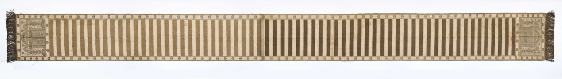 Pas kontuszowy, jedwabny, półlity, jednostronny.
Ornament:
Głowy