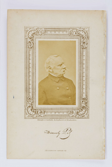 Fotografia Wincentego Pola, poety - przedstawiająca starszego mężczyznę w ciemnym garniturze, wykonana w sepii. Postać widoczna do połowy, prawy profil. Fotografia naklejona na kartonik, z nadrukowaną ozdobną ramką. Podpis: 