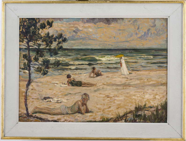 Na pierwszym planie z lewej strony drzewo o cienkim pniu i ulistnionej koronie, z prawej skrawek pokrytej trawą wydmy. Plaża z czterema postaciami. Chłopiec leżący na brzuchu, wsparty na łokciach podpiera głowę. Leżąca tyłem kobieta wsparta na łokciu. Kobieta ubrana jest w czarny kostium kąpielowy. Siedzący chłopiec wsparty na rękach. Nad brzegiem morza stoi kobieta ubrana w białą suknię. Trzyma żółtą parasolkę. W głębi morze z wyraźnie widocznymi falami o białych grzywach.