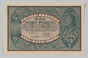 N/Bn/138/ML - Aw. W polu centralnym napis: PÓŁ / MARKI POLSKIEJ
Niżej drobny drukiem: PAŃSTWO POSLKIE BIERZE NA SIEBIE ODPOWIEDZIALNOŚĆ ZA WY- / MIANĘ NINIEJSZEGO BILETU NA PRZYSZŁĄ WALUTĘ POLSKĄ WE- / DŁUG STOSUNKU, KTÓRY DLA MARKI POLSKIEJ UCHWALI SEJM / USTAWODAWCZY. WARSZAWA, DNIA 7. LUTEGO 1920 ROKU / DYREKCJA POLSKIEJ KRAJOWEJ KASY POŻYCZKOWEJ.
Podpisy: Władysław Bryka, Józef Zarzycki. Całość ujmuje treść zakomponowana w łuku u góry i na dole: POSLKA + KRAJOWA / KASA + POŻYCZKOWA
Z prawej popiersie Tadeusza Kościuszki zwrócone w lewo, z lewej Orzeł ustawowy. Oznaczenie nominału 1/2. 

Rw. W wyodrębnionym polu Orzeł ustawowy, niżej w ramce czterowierszowy napis: 
KTO PODRABIA LUB FAŁSZUJE BILETY POLSKIEJ KRA- / JOWEJ KASY POŻYCZKOWEJ ALBO PUSZCZA W OBIEG / LUB USIŁUJE PUŚCIĆ W OBIEG PODROBIONE LUB FAŁ- / SZOWANE BILETY, PODLEGA KARZE CIEŻKIEGO WIĘZIENIA.
Oznaczenia nominału 1/2. 
Awers i rewers bogato zdobiony ornamentyką roślinną. Bez oznaczenia serii i numerów.