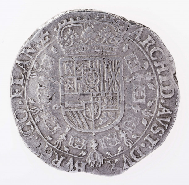 Aw. W tondzie ujętym pojedynczym otokiem liniowym ukoronowany krzyż kwiatowy ze zwieszającą się od niego odznaką orderu Złotego Runa. Krzyż rozdziela datę; umieszczoną na osi poziomej: 16 –72. Legenda otokowa spięta u góry znakiem menniczym:
.CAROL.II.D.G.HISP.ET.INDIAR.REX.

Rw. W tondzie ujętym pojedynczym otokiem liniowym ukoronowana wielodzielna tarcza herbowa ujęta łańcuchem z odznaką orderu Złotego Runa. Legenda dookolna rozdzielona u góry koroną:
ARCHID.AVST.DVX.BVRG.CO.FLAN.Z
Na zewnątrz legendy, przy obrzeżu fragment pojedynczego otoku liniowego.
