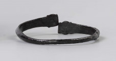 824/A/ML/1 - Żelazna bransoleta ze stylizowanymi wężowymi główkami. W części środkowej przekrój trapezowaty, przy główkach trójkątny.
