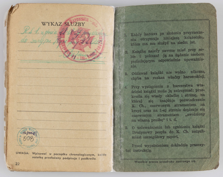 ML/MART/508 - Książeczka służbowa Związku Harcerstwa Polskiego z odnotowanymi sprawnościami i historią służby harcerza Stefana Władysława Maksymowicza, do ksiązeczki wklejona czarno-biała fotografia. Kksiążeczka ma 22 ponumerowane strony.