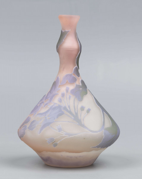 S/CS/1596/ML - Wazonik w formie tralki z brzuścem silnie rozszerzonym, dwustożkowym, z wąska szyją podwójnie przewężoną; ze szkła bezbarwnego, matowionego, barwionego nierównomiernie  na kolor pomarańczoworóżowy. Na powierzchni plastyczny wzór swobodnie rzuconej szarozielonej gałązki petunii z kwiatami w kolorze szrofioletowym.
 