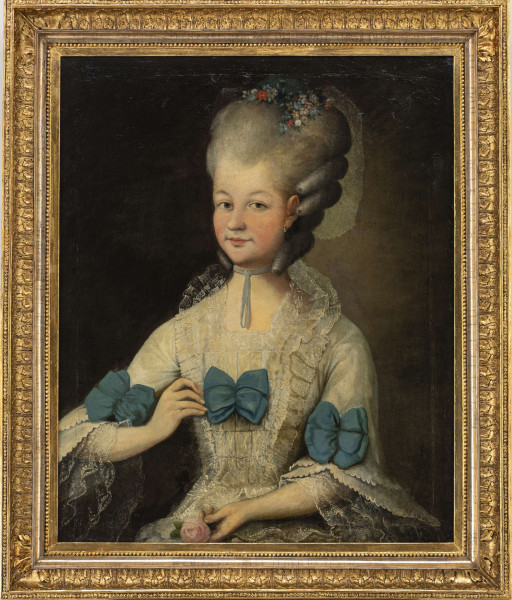 Portret młodej kobiety do bioder, w pozycji siedzącej, tułów na wprost, głowa odchylona w prawo. Prawa ręka zgięta w łokciu, uniesiona, w lewej ułożonej na kolanie, trzyma różę. Ubrana w białą suknię z koronkowymi ozdobami i trzema niebieskimi kokardkami (na dekolcie i rękawach). Szerokie rękawy i kołnierzyk przy prostokątnym dekolcie, wykończone koronką. Na szyi zawiązana na supeł niebieska tasiemka. Na głowie wysoka, biała peruka z puklami zwiniętymi po bokach. Na czubku wpięty stroik z niebieskiej wstążki, kolorowych kwiatuszków i tiulowego welonika. Tło neutralne, ciemne, rozjaśnione z lewej strony.