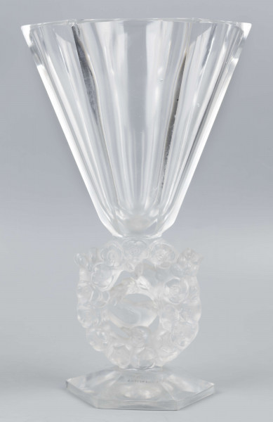 S/CS/1681/ML - Wazon w formie kielicha ze szkła bezbarwnego grubościennego; na sześciobocznej fasetowanej podstawie, trzon zdobiony plastycznie i matowiony w formie owalnego wieńca, wewnątrz którego siedzą dwa ptaszki - kolibry; czara koniczna fasetowana sześciobocznie z płaską krawędzią.
 