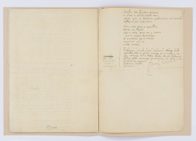 Rękopis tekstu Józefa Czechowicza. Składa się z siedmiu kart papieru czerpanego ze znakiem wodnym „Papier á Lettres Mirkow” (tzw. „mirkowskiego”) o wymiarze 30 x 21,5 cm ze stroną tytułową. Rękopis zapisany jest piórem, natomiast tytuł, rok powstania „1934” oraz podpis Czechowicza w postaci charakterystycznych inicjałów „JC” na karcie tytułowej – czerwoną kredką. Paginacja nie obejmuje pierwszej karty (w prawym górnym rogu widoczna jest tylko napisana ołówkiem cyfra „I”). Brakuje numeru strony na drugiej karcie, na której zaczyna się właściwy tekst. Na trzeciej karcie w prawym górnym rogu piórem (najprawdopodobniej ręką Czechowicza) napisana jest cyfra „2”; numery pozostałych stron, również w prawych górnych rogach, napisane są ołówkiem innym charakterem pisma. Na ostatniej karcie ukośnie, pod tekstem kończącego utwór fragmentu prozatorskiego, znajduje się drugi dłuższy podpis Czechowicza napisany piórem (Józef Czech.). Rękopis został poddany konserwacji, podklejono naddarte rogi oraz zgięcia w połowie kart. Wszystkie karty są obecnie połączone w jedną całość. Tekst zapisany jest z dużym marginesem z lewej strony, gdzie Czechowicz umieścił wskazówki (podkreślone czerwoną lub zieloną kredką) dotyczące realizacji 