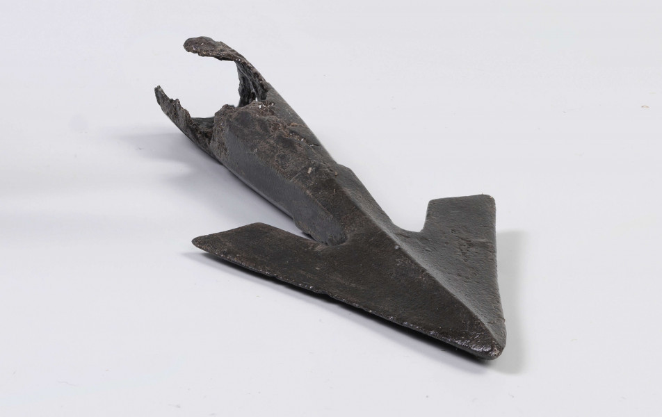 600/A/ML/10 - Grot dzirytu z mocno wyodrębnionym żeberkiem. Tuleja przy nasadzie ostrza sześcioboczna w dalszej części ośmioboczna. 