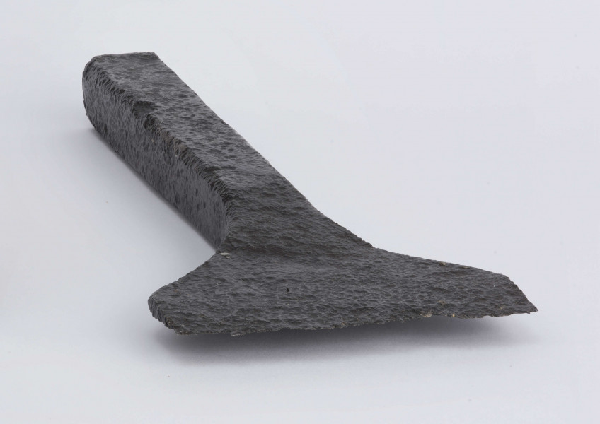 Ciosło wykonane z żelaznej sztaby, w przekroju prostokątnej; krawędzie rękojeści lekko ścięte; ostrze rozklepane na płasko, szerokie o łopatkowatym kształcie, zakończone ostro
wymiary dodatkowe: 1,8 x 2,0 cm (maks. wymiary przekroju)