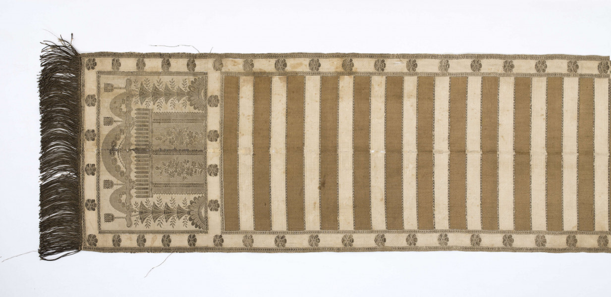 Pas kontuszowy, jedwabny, półlity, jednostronny.
Ornament:
Głowy