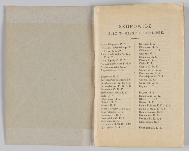 ML/H/2385 - Okładka z szarej tekturki, na czterech kartkach spis: skorowidz ulic w mieście Lublinie, ważniejsze hotele, Instytucje państwowe i miejskie, szpitale i instytucje dobroczynne, zakłady naukowe i szkoły, kościoły i świątynie, teatry.
Mapa podzielona w poziomie na pola A – N, co pionie 1 – 16. Wielobarwna, zabudowa miejska w kolorze czerwonym, cmentarze, ulice, tereny wojskowe i sportowe – białym, parki w kolorze zielonym, łąki i tereny zalewowe rzek w kolorze błękitnym, pozostałe tereny – jasny brąz.
