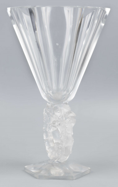 S/CS/1681/ML - Wazon w formie kielicha ze szkła bezbarwnego grubościennego; na sześciobocznej fasetowanej podstawie, trzon zdobiony plastycznie i matowiony w formie owalnego wieńca, wewnątrz którego siedzą dwa ptaszki - kolibry; czara koniczna fasetowana sześciobocznie z płaską krawędzią.
 