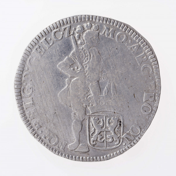 Aw. Postać rycerza w zbroi,  głową zwrócona w prawo, z przyłbicą  z podniesioną zasłoną. Rycerz w prawej dłoni trzyma miecz ostrzem skierowany do góry, a w lewej na wstędze tarczę z herbem Geldrii.   Legenda dookolna rozdzielona na górze i dole wizerunkiem:
MO:ARG:PRO:CON. – FOE.BELG:D:GEL.C.Z.
Ostatnie dwie litery w wyrazie CONFOE oddane w formie ligatury.
Przy obrzeżu pojedynczy otok ząbkowany.

Rw. Ukoronowana tarcza z herbem Republiki Zjednoczonych Prowincji rozdziela datę, umieszczoną na osi poziomej: [1]7 –  0?. Legenda dookolna spięta na górze znakiem menniczym:
.CONCORDIA.RES:PARVAE:CRESCVNT.
Ostatnie dwie litery w wyrazie PARVAE oddane w formie ligatury.
Przy obrzeżu pojedynczy otok ząbkowany.