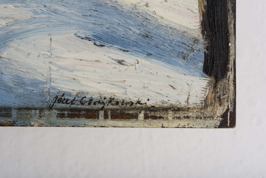 Szeroka aleja wysadzona drzewami. Widoczne jedynie pnie drzew. Aleja przykryta śniegiem, na którym układają się cienie i przebłyski słońca. W tle, na końcu alei widoczne zabudowania.