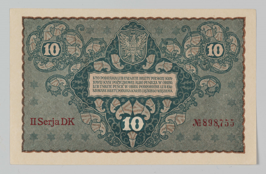 N/Bn/695/ML - Aw. W falistej ramce ornamentyka kwietna w stylu wiedeńskiej secesji. Z lewej stylizowana tarcza z godłem państwowym; z prawej w stylizowanej tarczy wizerunek Tadeusza Kościuszki 3/4 w lewo. W polu centralnym dużym liternictwem: DZIESIĘĆ / MARKEK POLSKICH; niżej drobnym drukiem: PAŃSTWO POSLKIE BIERZE NA SIEBIE ODPOWIEDZIALNOŚĆ ZA WY– / MIANĘ NINIEJSZEGO BILETU NA PRZYSZŁĄ  WALUTĘ POLSKĄ WE– / DŁUG STOSUNKU, KTÓRY DLA MAREK POLSKICH UCHWALI SEJM / USTAWODAWCZY. WARSZAWA, DNIA 23. SIERPNIA 1919 ROKU / DYREKCJA POLSKIEJ KRAJOWEJ KASY POŻYCZKOWEJ
W tle oznaczenie nominału 10
Podpisy: Józef Zarzycki (Dyrekcja PKKP); Marian Karpus (Skarbnik Główny)
W łuku u góry,  dużym liternictwem: POLSKA . KRAJOWA; u dołu: KASA . POŻYCZKOWA
Trzykrotne oznaczenie nominału: 10

Rw. W polu centralnym na tle roślinnie zdobionego stylizowanego czworoliścia ramka z czterowierszowym tekstem o sankcjach karnych za fałszowanie biletów PKKPW. Nad nią tarcza z godłem państwowym, niżej natomiast oznaczenie nominału: 10  Po bokach, w otoczeniu roślinnej ornamentyki, oznaczenie nominału: 10. Numer i seria: II SERJA DK –  No 898,755
