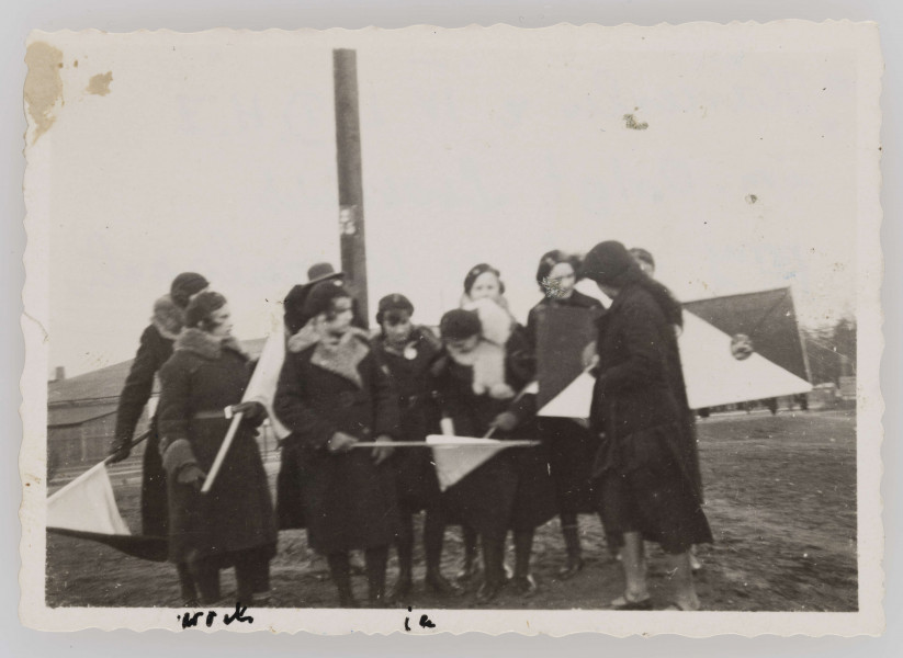 ML/MART/1106 - Fotografia harcerek z IV Lubelskiej Drużyny Harcerskiej Żeńskiej im. Orląt Lwowskich przy Gimnazjum Żeńskim ss. Urszulanek w Lublinie. Na fotografii widoczna grupa 10 harcerek trzymająca flagi Polski (?). W środku Wanda Wojtasik.