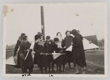 ML/MART/1106 - Fotografia harcerek z IV Lubelskiej Drużyny Harcerskiej Żeńskiej im. Orląt Lwowskich przy Gimnazjum Żeńskim ss. Urszulanek w Lublinie. Na fotografii widoczna grupa 10 harcerek trzymająca flagi Polski (?). W środku Wanda Wojtasik.