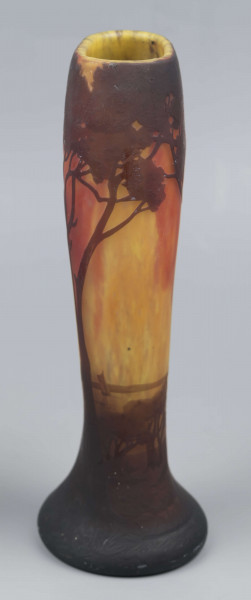 S/CS/1407/ML - Wazon o opływowym kształacie; stopa ciemnobrązowa, pogrubiona, kolista, korpus owoidalny, przewężony u dołu, dwustronnie spłaszczony. Szkło bezbarwne, powlekane, trawione, matowane i barwione pudrem szklanym, kolory: odcienie czerwieni, żółcieni i brązu. Pokryty dekoracją reliefową: krajobraz z rzeką i łódkami, na pierwszym planie wysokie drzewa, których splątane korony otaczają wylew, na stopie drobna roślinność.
W dolnej części pośród dekoracji wypukła trawiona sygnatura o dekoracyjnej formie: 
- Daum / Nancy - umieszczone jedno nad drugim i krzyż Lotryngii utworzony z linii przebiegającej przez pierwsze litery