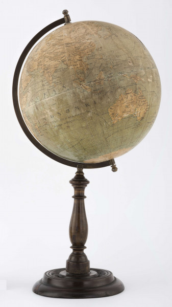 Kula tekturowa, oklejona mapą złożoną z 12 segmentów (każdy po 30 stopni) i 2 kół, postument drwniany, toczony, obrotowy, ozdobny, południk metalowy, 180-stopniowy, skalowany co 1 stopień.
Lądy - rzeki zaznaczono na ciemnoniebiesko, niebieskie jeziora zakreskowano na granatowo. Góry i pustynie również zaznaczono szrafem. Na mapie znalazły się też miasta. Lądy mają jednolity jasnobeżowy kolor, oprócz białej Antarktydy.
Morza - wyeksponowano tu nazwy oceanów. Wyraźnie widoczne są również prądy morskie. Zaznaczono je dużą liczbą równoległych strzałek zróżnicowanych kolorystycznie (zimne prądy - barwa niebieska, ciepłe - czerwona). Naniesiono także wyspy i duże zatoki. Wody mają jasnoniebieski kolor.
Siatkę geograficzną poprowadzono co 10 stopni, równik i południk 