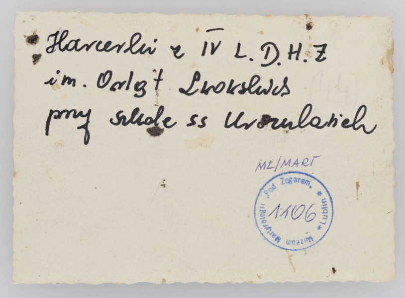 ML/MART/1106 - Fotografia harcerek z IV Lubelskiej Drużyny Harcerskiej Żeńskiej im. Orląt Lwowskich przy Gimnazjum Żeńskim ss. Urszulanek w Lublinie. Na fotografii widoczna grupa 10 harcerek trzymająca flagi Polski (?). W środku Wanda Wojtasik.