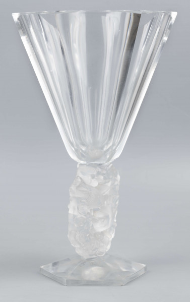 S/CS/1681/ML - Wazon w formie kielicha ze szkła bezbarwnego grubościennego; na sześciobocznej fasetowanej podstawie, trzon zdobiony plastycznie i matowiony w formie owalnego wieńca, wewnątrz którego siedzą dwa ptaszki - kolibry; czara koniczna fasetowana sześciobocznie z płaską krawędzią.
 