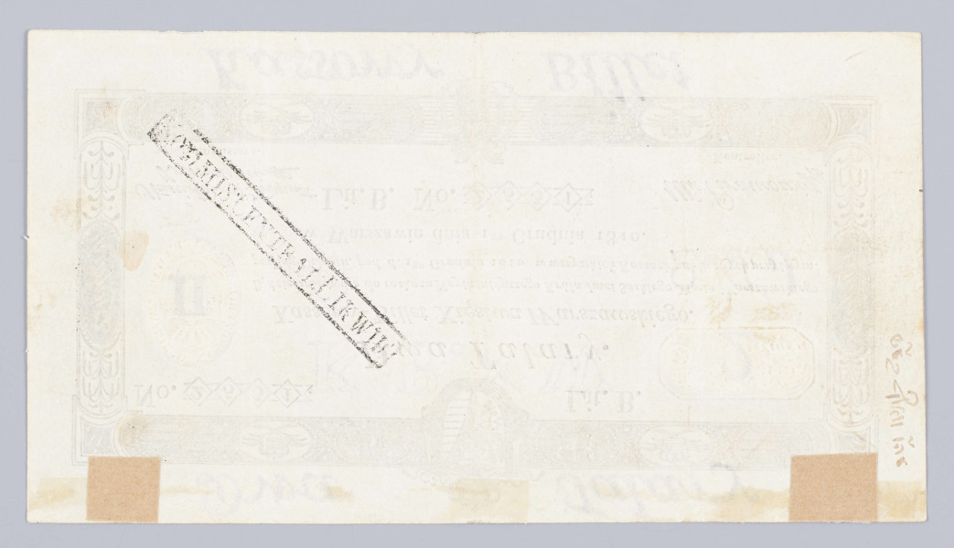 Aw. W ozdobnej ramce u góry na osi ukoronowany herb Księstwa Warszawskiego, u dołu wieniec laurowy; w dłużnych bokach ramki w owalu naprzemiennie Orzeł Księstwa Warszawskiego i herb Saksonii przedzielone koroną ze skrzyżowanymi gałązkami laurowymi; w krótszych bokach napisy: 2 .Talary. W rogach ramki litery, od lewej: K.B.X.W.
W polu treść: DWA TALARY. / Kassowy-Billet Xięstwa Warszawskiego, / Będzie stósownie do roskazu Nayiaśniéyszego Króla Jmci Saskiego Xięcia Warszawskiego / podług Dekretu, pod d. 1go Grudnia 1810. w wszystkich Kassach publicznych przyjętym./ w Warszawie dnia 1go Grudnia 1810.
U dołu i u góry numer i seria: No. 2531 – Lit. B.
U dołu z lewej strony napis: Kommissarz., a z prawej: Kontroller., nad którymi odpowiednio faksymilowane podpisy: Stanisław (Kostka) H. Ordynat Zamojski, Mr: (Marian) Piramowicz.
Odciski suchych pieczęci: po prawej stronie owalnej z herbem Księstwa Warszawskiego i napisem: KASSOWY BILLET XIĘSTWA WARSZAWSKIEGO; z lewej B / Dwa talary. Znaki wodne: na marginesie u góry napis: Dwa  Talary; u dołu: Kassowy Billet . W polu u góry: K.B.X.W., po prawej stronie 2.Tal. W miejscu suchych pieczęci cyfry, z lewej: II, z prawej: 2

Rw. Bez nadruków. Prostokątny stempel Komisji Centralnej Likwidacyjnej.