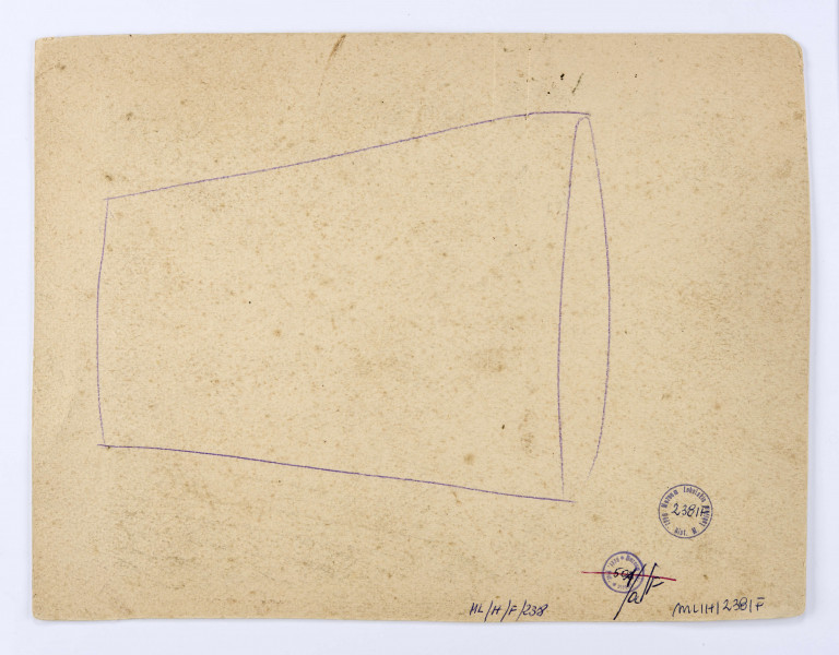 Fotografia czarnobiała (widok z lotu ptaka) przedstawiająca Wzgórze Zamkowe i jego okolice. Ujęcie od strony Wzgórza Staromiejskiego. W centralnej części zabudowania więzienia na zamku, z zabytkową Kaplicą Trójcy Świętej oraz donżonem. Przed gmachem, po lewej, budynek administracji więziennej (rozebrany w 1953 r.). U podnóża zamku dzielnica żydowska z zabudową ulic: Krawieckiej (Dom Modlitwy), Zamkowej, Jatecznej (Wielka Synagoga / Synagoga Maharszala), Nadstawnej, Ruskiej (cerkiew prawosławna), Czwartek oraz Lubartowskiej. Wzdłuż prawej krawędzi na zaciemnionym tle skrzydła samolotu napis białymi literami naniesiony na fotografię. Zdjęcie podklejone na tekturę.