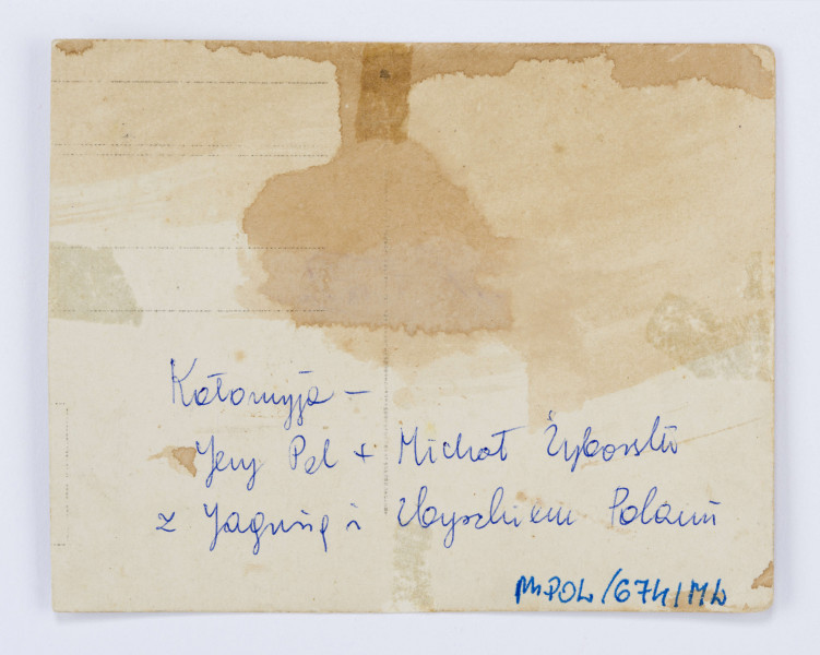 Fotografia przedstawia Michała Żyborskiego z Jerzym Polem (swym zięciem) i jego dziećmi: Jadwigą i Zbigniewem (wnukami Michała). Po lewej siedzi Jerzy trzymający na prawym kolanie kilkuletnią Jadwigę. Z prawej Michał Żyborski, a między jego kolanami stoi mały Zbysio. Tło stanowi fragment ogrodzenia z siatki oraz drzewa i krzewy bez liści. 