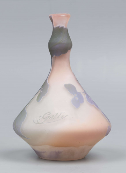 S/CS/1596/ML - Wazonik w formie tralki z brzuścem silnie rozszerzonym, dwustożkowym, z wąska szyją podwójnie przewężoną; ze szkła bezbarwnego, matowionego, barwionego nierównomiernie  na kolor pomarańczoworóżowy. Na powierzchni plastyczny wzór swobodnie rzuconej szarozielonej gałązki petunii z kwiatami w kolorze szrofioletowym.
 