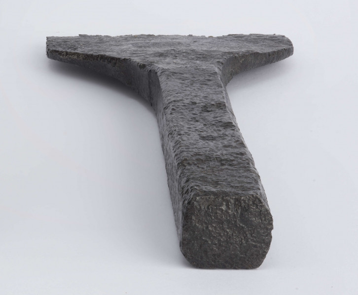 Ciosło wykonane z żelaznej sztaby, w przekroju prostokątnej; krawędzie rękojeści lekko ścięte; ostrze rozklepane na płasko, szerokie o łopatkowatym kształcie, zakończone ostro
wymiary dodatkowe: 1,8 x 2,0 cm (maks. wymiary przekroju)