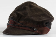 ML/MART/192 - Czapka szkolna Państwowego Gimnazjum Żeńskiego Heleny Czarnieckiej (rogatywka z daszkiem) w kolorze ciemnego brązu. Nad daszkiem ciemnobeżowy 