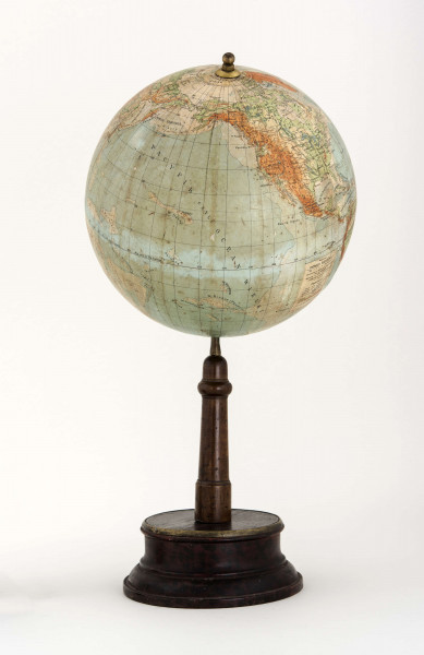 Kula tekturowa oklejona mapą: litografia kolorowa; 18 segmentów i 2 koła, południk skalowany, mosiężny, noga toczona, drewniana, podstawa z drewna piętrowa. Globus sygnowany nazwiskiem Eugeniusza Romera (nie tak doskonały jak późniejsze). Skala barw nie jest jeszcze dobrze dobrana i bogata, a czcionki nie są tak nowoczesne i delikatne. Widnieje nazwa 