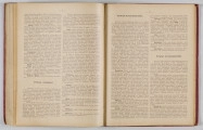 ML/H/650 - Okładka twarda, obklejona czerwonym płótnem, z wytłoczonym na złoto tytułem i ozdobami. Po lewej stronie popiersie kobiety bokiem, z wyciągniętą ręką trzymającą pędzel, poniżej kwiaty. W lewej części autor i tytuł, poniżej ozdobnik roślinny. Strona tytułowa przedstawia dwóch mężczyzn pochylonych nad mapą, w tle pejzaż wiejski z zamkiem na wzgórzu. Tytuł atlasu w wydzielonym, prostokątnym polu. Następna strona zawiera skorowidz i obiaśnienie znaków. Pierwsza z map to Mapa Ogólna Królestwa Polskiego z podziałem na gubernie i powiaty, następne to mapy powiatów. Na każdej stronie z mapą znajduja sie barwne grafiki z przedstawieniem zabytkowych budowli, typów ludowych, ruin, pejzaży. Do Atlasu dołączona luzem Mapa Guberni Lubelskiej, granice powiatu i wypełnienie błekitne.