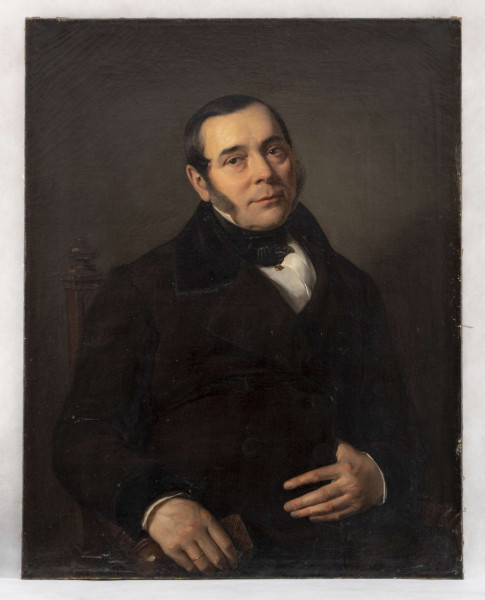 Portret mężczyzny w średnim wieku, w ujęciu do połowy. Portretowany przedstawiony w pozycji siedzącej, z ciałem zwróconym lekko w lewą stronę. Głowa lekko uniesiona w górę, twarz pociągła, o ciepłej karnacji. Włosy ciemne, gładko zaczesane, przechodzące w bokobrody. Prawa ręka oparta na poręczy fotela, lewa ułożona na brzuchu z kciukiem wsuniętym za połę płaszcza. Ubranie wierzchnie czarne, z dużym wyłożonym kołnierzem. Pod spodem biała koszula ze sztywnym kołnierzykiem i ciemnym halsztukiem. Tło ciemno-zielone. 
Po lewej stronie u dołu sygnatura wypisana ukośnym pismem: J.Simmler i poniżej data: 1850.