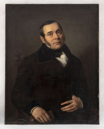 Portret mężczyzny w średnim wieku, w ujęciu do połowy. Portretowany przedstawiony w pozycji siedzącej, z ciałem zwróconym lekko w lewą stronę. Głowa lekko uniesiona w górę, twarz pociągła, o ciepłej karnacji. Włosy ciemne, gładko zaczesane, przechodzące w bokobrody. Prawa ręka oparta na poręczy fotela, lewa ułożona na brzuchu z kciukiem wsuniętym za połę płaszcza. Ubranie wierzchnie czarne, z dużym wyłożonym kołnierzem. Pod spodem biała koszula ze sztywnym kołnierzykiem i ciemnym halsztukiem. Tło ciemno-zielone. 
Po lewej stronie u dołu sygnatura wypisana ukośnym pismem: J.Simmler i poniżej data: 1850.