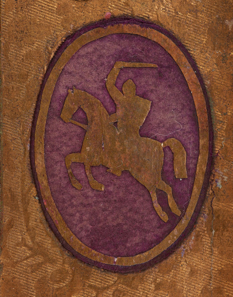 Tableau szklone zewnętrznie, w ramie, zawiera na tekturowym podłożu 15 fotografii uczestników powstania z terenu Wołynia. Pośrodku brak jednej, większej fotografii. Zdjęcia wykonane w sepii, w formacie pocztówkowym, niektóre z nich są podpisane pod spodem i na odwrociu: Eugeniusz Rdułtowski, Herkulan Kardussowski, F. Boryczewski, Antoni Straszewicz, Alfons Romanowski, Adam Hreczyna, Jan Grabis, Antoni Szymkiewicz.
Niektóre fotografie mają na kartonikach wyciskane napisy w języku rosyjskim. W środku tableau, pod pierwszym rzędem zdjęć przymocowany krzyżyk wykonany z chleba i tabaki, dekorowany motywem różyczek. Nad krzyżykiem druciana korona cierniowa, na niej krzyżyk z metalu z gałązką palmową. Niżej, pod brakującą fotografią lufka (?) z tektury, pierścionek i mały medalion ze Świętą Rodziną. Poniżej przymocowany grzebień rogowy, jakucki z napisem w języku rosyjskim i datą: 1864. Całość w ozdobnej ramie z dekoracyjnymi narożnikami, koroną, herbami Polski, Litwy, herbem z literą S. 