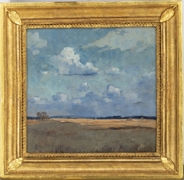 Obraz przedstawia letni pejzaż wiejski, nizinny. Na pierwszym planie żółto-zielony, szeroki pas pola z niewielkimi drzewami po lewej stronie. W oddali - ciemnogranatowa linia lasu. Część obrazu pokrywa wysoki pas nieba z obłokami. Pejzaż malowany rozbielonym beżem, ugrem i szarościami. 