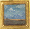 Obraz przedstawia letni pejzaż wiejski, nizinny. Na pierwszym planie żółto-zielony, szeroki pas pola z niewielkimi drzewami po lewej stronie. W oddali - ciemnogranatowa linia lasu. Część obrazu pokrywa wysoki pas nieba z obłokami. Pejzaż malowany rozbielonym beżem, ugrem i szarościami. 