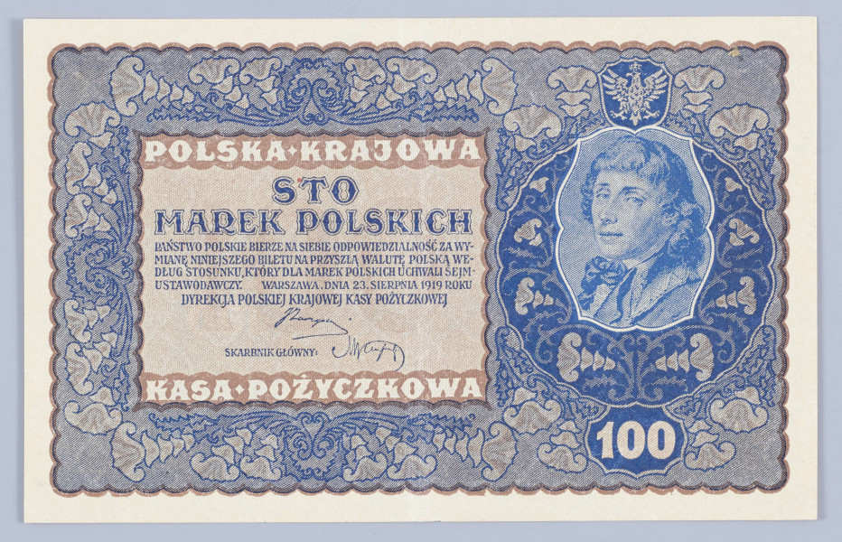 Aw. W falistej ramce ornamentyka kwietna w stylu wiedeńskiej secesji. Z prawej w stylizowanej tarczy wizerunek Tadeusza Kościuszki, na podstawie obrazu Józefa Grassiego. Wyżej w mniejszej tarczy godło państwowe, niżej oznaczenie nominału - 100. W ramce z lewej, na tle nominału - 100, od góry: POLSKA . KRAJOWA / STO / MAREK POLSKICH;   niżej drobnym drukiem: PAŃSTWO POSLKIE BIERZE NA SIEBIE ODPOWIEDZIALNOŚĆ ZA WY- / MIANĘ NINIEJSZEGO BILETU NA PRZYSZŁĄ WALUTĘ POLSKĄ WE- / DŁUG STOSUNKU, KTÓRY DLA MAREK POLSKICH UCHWALI SEJM . / USTAWODAWCZY. WARSZAWA, DNIA 23. SIERPNIA 1919 ROKU / DYREKCJA POLSKIEJ KRAJOWEJ KASY POŻYCZKOWEJ
Podpisy: Józef Zarzycki (Dyrekcja PKKP); Marian Karpus (Skarbnik Główny)

Rw. W falistej ramce ornamentyka kwietna. U góry na osi godło państwowe, po bokach od lewej numer i seria: IJ SERJA M – Nr 109828. Niżej ramka z czterowierszowym tekstem mówiącym o sankcjach karnych za fałszowanie pieniądza, po bokach w ozdobnych tondach oznaczenie nominału: 100 – 100