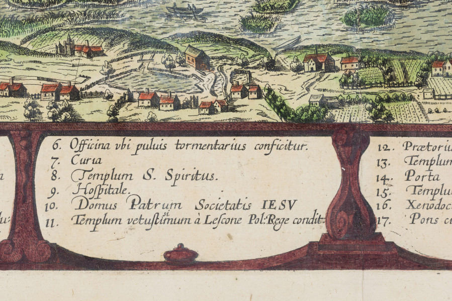 Widok Lublina opatrzony kartuszem herbowym i legendą. Miasto w szerokim, panoramicznym ujęciu obejmującym przedmieścia: Wieniawę i Tatary. Widok ukazuje charakterystyczne dla Lublina budowle min.- w centrum Kościół jezuitów, za nim wzgórze staromiejskie z Bramami Krakowską i Grodzką, kościoły św. Michała i Dominikanów, zespół zabudowań zamkowych z basztą i kaplicą św. Trójcy. Po lewej widoczne sylwetki kościołów Panny  Marii, Nawrócenia, św. Pawła i św. Ducha. Budowle opatrzone łacińskimi podpisami lub cyframi mającymi odnośniki w legendzie. U góry, na osi kartusz tytułowy z napisem: TIPUS CIVITATIS LUBLINE[N]SIS. / IN REGNO POLONIAE EX OMNIBUS / PARTIBUS MU[N]DI EMPORIO. TER. IN. /ANNO CELEBRARI COSUETOCLARAE. (Widok miasta Lublina w Królestwie Polskim, sławnego w całym swiecie trzy razy na rok odbywającemi się jarmarkami) Po lewej godło Polski, po prawej herb Lublina. Nad dolną krawędzią pas zawierający legendę rozbitą na 4 pola w ozdobnych obramieniach. Przedstawienie prowadzone precyzyjną, cienką kreską, podkolorowane.