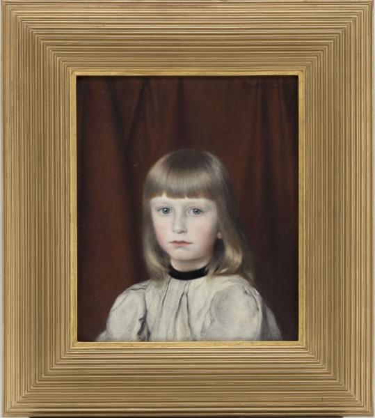 Portret chłopca ujęty w popiersiu. Ramiona delikatnie skręcone, twarz en face. Jasne, proste włosy opadają na ramiona. Grzywka zasłania czoło. Twarz owalna. Duże, niebieskie oczy. Jasne brwi. Okrągły nos, niewielkie usta. Chłopiec ubrany jest w popielatą bluzkę z czarną stójką ujmującą plisy bluzki. Rękawy zakończone bufkami. Tło neutralne, ciemnoczerwone.