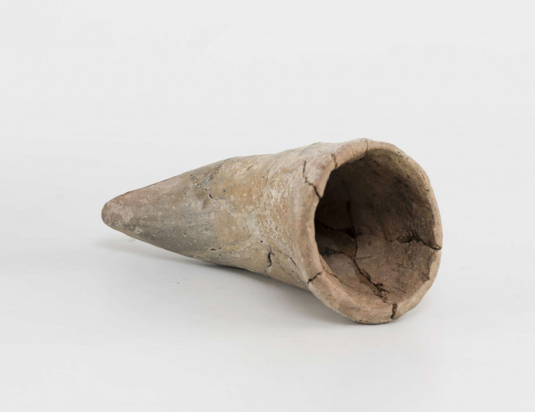 Rożek ceramiczny. Szpic zaokraglony, odchylony w stosunku do ścianek. Krawędź ścięta prosto. 