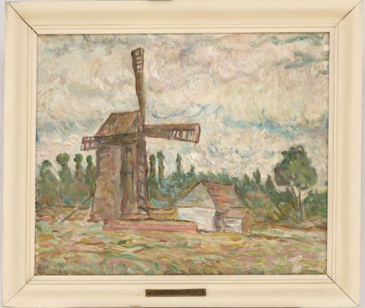 W centralnej części obrazu wiatrak z długimi skrzydłami. Po jego prawej stronie dom z gankiem oraz płot. Na pierwszym planie rozległa łąka. Na horyzoncie szpaler wysokich, smukłych drzew. Przy prawej krawędzi płótna jedno wyższe, rozłożyste drzewo. Na niebie skłębione chmury. W tonacji barwnej dominują brązy i zielenie, w partii nieba błękit i biel. Nieregularne, drobne pociągnięcia pędzla, wywołujące efekt fakturowy. 